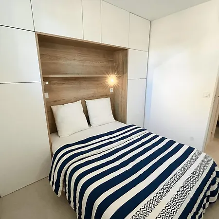 Renovated 2 - Ac And Terrace Apartment